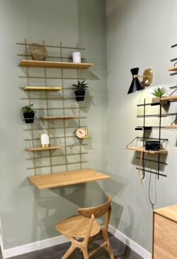 Modularer Schreibtisch Gassien Paris en Messing und Eiche massif, Atmosphäre skandinavisch épurée mit Pflanzen vertes.