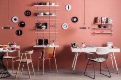 Modularer Schreibtisch Gassien Paris en Mundall weiß, Atmosphäre terracotta mit Regale und déco céramique noire.