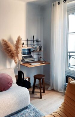 Schreibtisch mural Gassien Paris aus Holz und schwarzem Mundall, Atmosphäre cosy mit herbes de pampa.