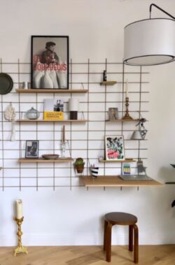 Modularer Schreibtisch Gassien Paris en Eiche massif und Messing, Atmosphäre atelier créatif inspirante.