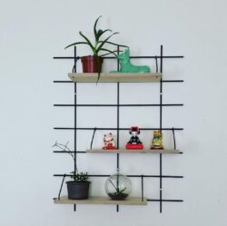 Wandregal Gassien Paris en schwarzem Mundall und Holz, chambre minimalistisch mit Pflanzen und figurines japonaises.