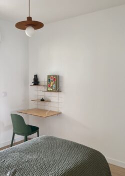 Kinderzimmer minimalistisch mit Regale Gassien Paris aus Holz und Mundall weiß, Atmosphäre douce.