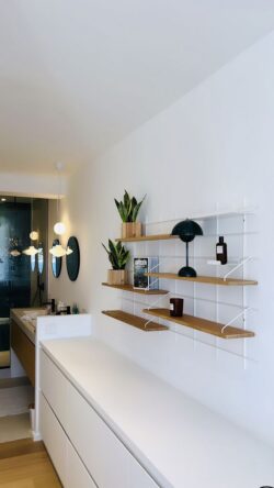 Regale Wands Gassien Paris aus Holz und Mundall weiß in une chambre moderne épurée.