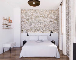 Chambre beige apaisante mit Regal Gassien Paris aus Holz und Mundall Messing, Atmosphäre minimalistisch chaleureuse.