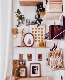 Chambre bohème mit Regale Holz Gassien Paris, Pflanzen, cadres vintage und objunds décoratifs artisanaux.