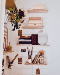 Regale Wands Gassien Paris aus Holz in une chambre bohème mit miroir und Bücher vintage.