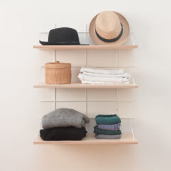 Regale Wands Gassien Paris aus Holz und Mundall weiß, rangement chambre minimalistisch mit chapeaux und pulls pliés.