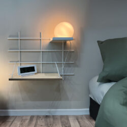 Wandregal Gassien Paris weiß und Holz, chambre cosy mit lampe globe und horloge digitale.