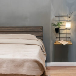 Chambre moderne Gassien Paris mit Regal schwarzem Mundall, tablundte Holz und lampe suspendue cosy.