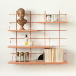 Wandregal Gassien Paris terracotta in une chambre aux accents vintage und Bücher.