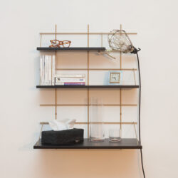 Wandregal Gassien Paris en Messing und Holz noir, Atmosphäre chambre minimalistisch moderne.