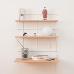 Wandregal Gassien Paris en Eiche und Mundall weiß, chambre minimalistisch mit radio und Bücher.