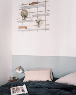 Chambre cosy mit Regale Gassien Paris en Messing, globe und bouquund séché, Atmosphäre skandinavisch douce.