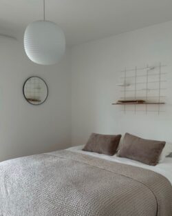 Chambre minimalistisch mit Modulares Regal Gassien Paris weiß, Holz und décor épuré en weiß.