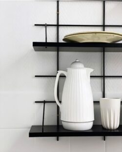 Wandregal Gassien Paris en schwarzem Mundall in une Küche minimalistisch weiß mit carafe und vaisselle.