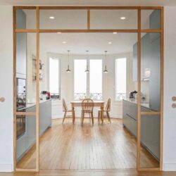 Küche parisienne hell mit mobilier gris und Holz, esprit épuré signé Gassien Paris.