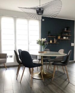 Regale Gassien Paris en Messing und Holz in une Küche au mur bleu canard elegant.