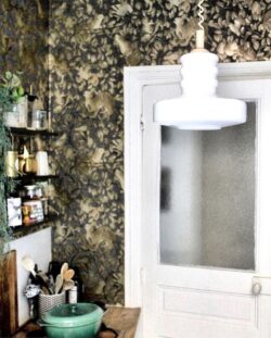 Küche vintage mit Regale Holz Gassien Paris, suspension weiß und papier peint fleuri bohème.