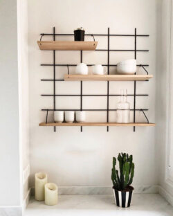 Regale Wands Gassien Paris aus Holz und schwarzem Mundall in une Küche weiß minimalistisch.
