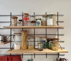 Regale Küche Gassien Paris aus Holz und schwarzem Mundall, rangement bocaux en verre style Naturl.