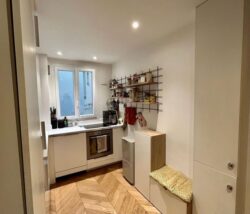 Küche compacte und fonctionnelle mit Regale Gassien Paris en schwarzem Mundall und Holz.