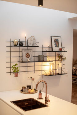 Modulare Regale Gassien Paris en schwarzem Mundall in une Moderne Küche aux accents cuivrés chaleureuse.