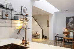 Moderne Küche mit Wandregal Gassien Paris en schwarzem Mundall und robinund Messing.