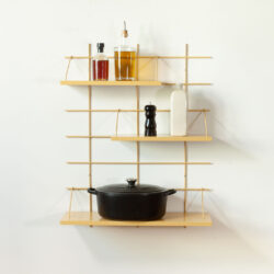 Wandregal Gassien Paris aus Holz und Messing für Moderne Küche mit ustensiles und cocotte.