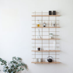 Wandregal modulable Gassien Paris aus Holz und Messing, Küche minimalistisch mit épices und théière.