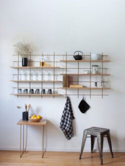 Wandregal Gassien Paris en Messing und Holz, Küche skandinavisch minimalistisch mit vaisselle und théière.