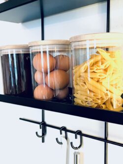 Küche modulable Gassien Paris mit Regal noire und bocaux en verre rangement pâtes œufs Holz.
