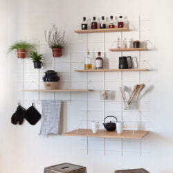 Küche modulable Gassien Paris, Regale aus Holz und Mundall weiß, Pflanzen und accessoires Küche.