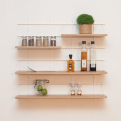 Regale Küche Gassien Paris aus Holz und Mundall weiß mit épices, bouteilles und Pflanze verte.