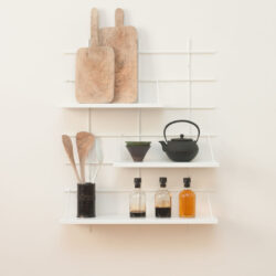 Regale Wands weißs Gassien Paris in une Küche minimalistisch mit accessoires aus Holz Naturl.