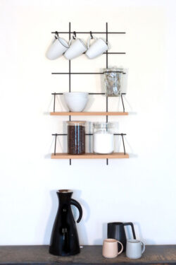 Regal Küche Gassien Paris en schwarzem Mundall und Eiche massif mit tasses und bocaux.
