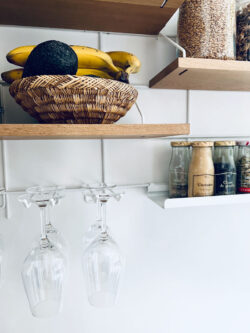 Küche organisée mit Regale en Eiche massif und Mundall weiß Gassien Paris, fruits und épices.