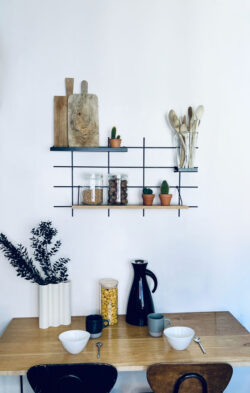 Wandregal Gassien Paris schwarzem Mundall und Holz, Küche skandinavisch mit cactus und ustensiles.