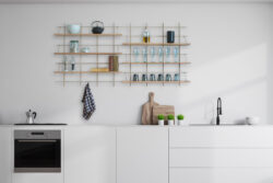 Wandregal Gassien Paris en Messing und Holz in une Küche weiß minimalistisch.