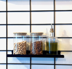 Regal Küche Gassien Paris en schwarzem Mundall mit bocaux en verre und huile d'olive, Atmosphäre moderne.