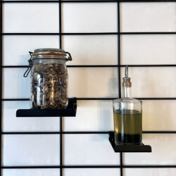 Regale Küche modulables Gassien Paris en schwarzem Mundall mit bocal und huilier design.