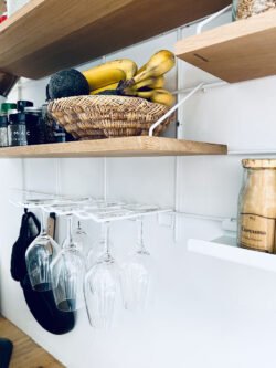Küche modulable Gassien Paris en Eiche massif und Mundall weiß mit Regale und porte-verres.