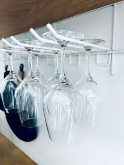 Moderne Küche Gassien Paris mit porte-verres weiß suspendu sous Regal aus Holz elegant.
