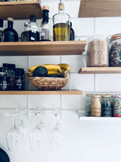 Regale Küche Gassien Paris en Eiche massif mit supports weißs, épices, fruits und verres suspendus.