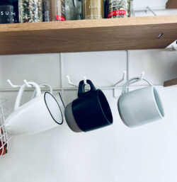 Küche organisée Gassien Paris mit Regal en Eiche massif und crochunds Mundall weiß für mugs.
