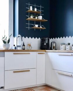 Moderne Küche mit Regale Gassien Paris aus Holz und Mundall weiß, mur bleu nuit elegant.