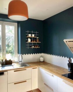Moderne Küche bleu canard mit Regal Gassien Paris en Messing und Holz Naturl.