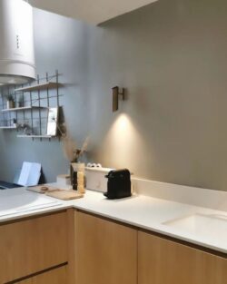 Küche minimalistisch mit Regal Gassien Paris en schwarzem Mundall, Atmosphäre skandinavisch Holz und weiß épuré.