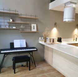 Küche ouverte mit Regale Gassien Paris aus Holz und schwarzem Mundall, Atmosphäre skandinavisch épurée.