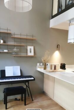 Küche minimalistisch mit Regale Gassien Paris en schwarzem Mundall und Holz, Atmosphäre douce und épurée.