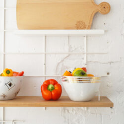 Regal Küche Gassien Paris aus Holz und Mundall weiß mit légumes colorés, Atmosphäre hell und épurée.